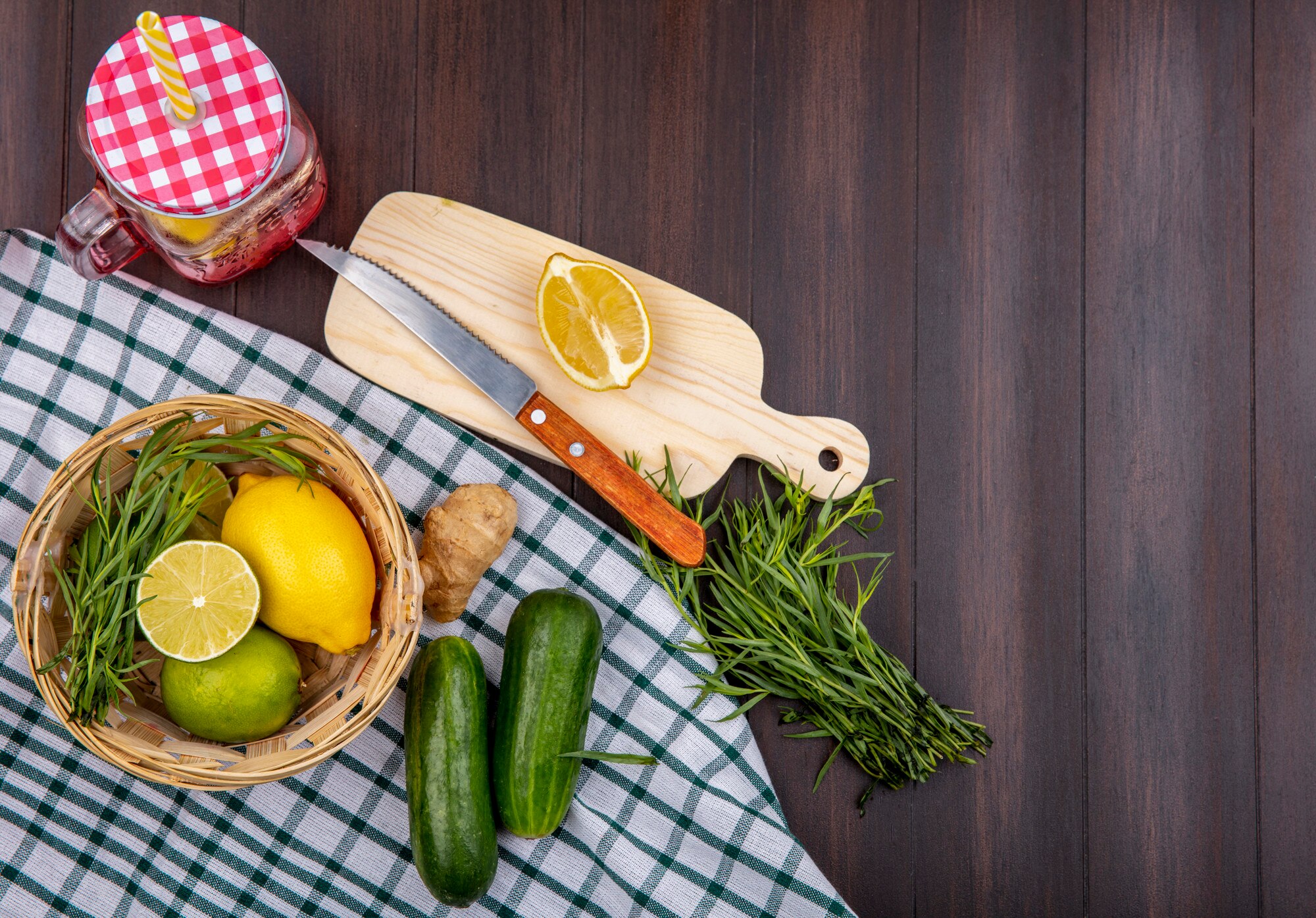 Ingrediente proaspete și naturale așezate pe o masă de lemn, pregătite pentru o masă simplă