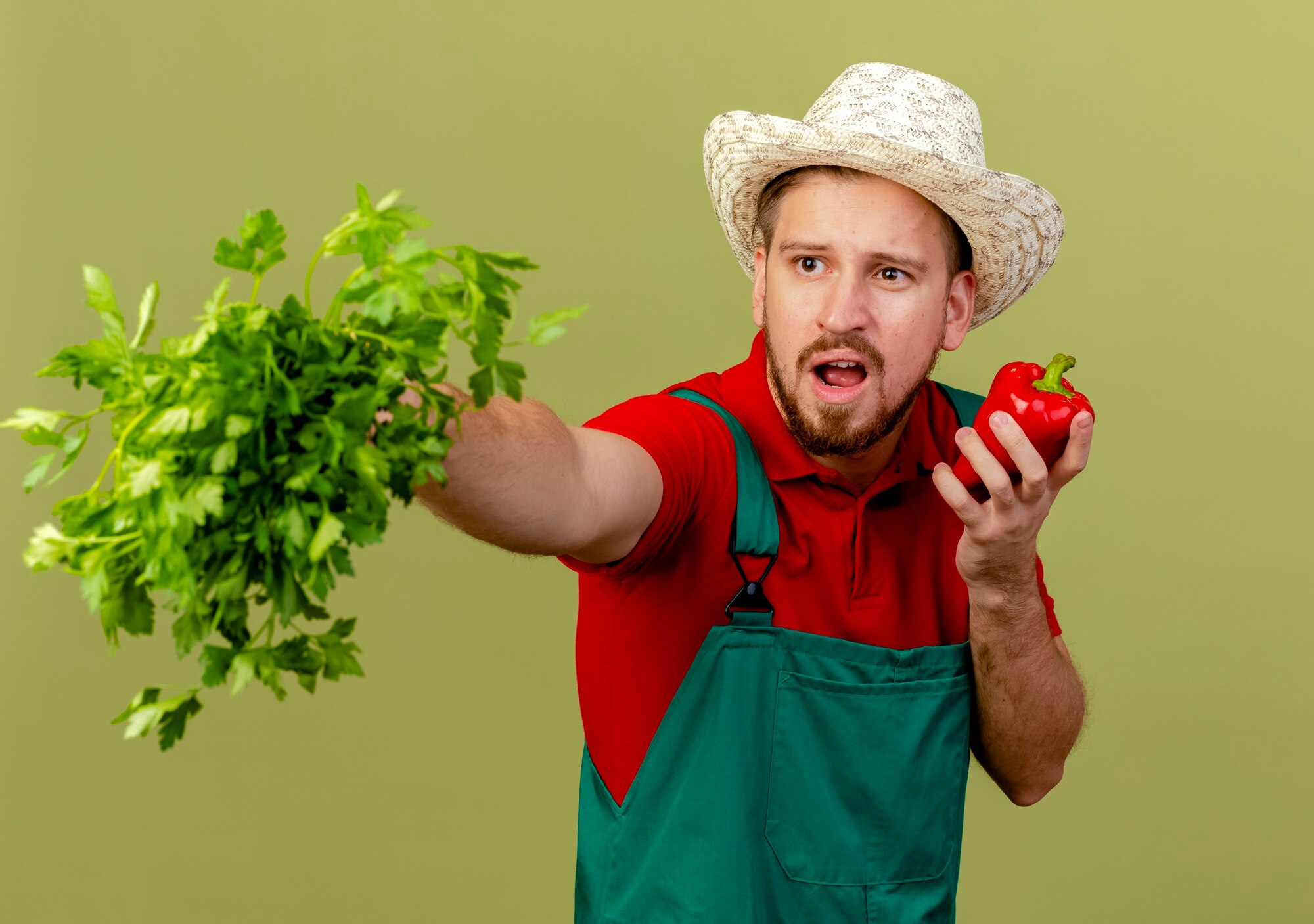 Bărbat alegând cu atenție legume proaspete într-o piață locală